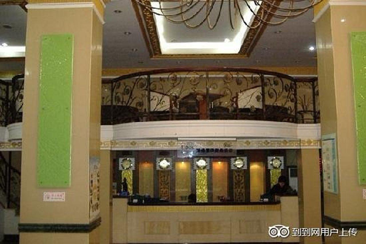 Greentree Inn Qingdao Railway Station East Square Pichaiyuan Express Hotel Exteriör bild